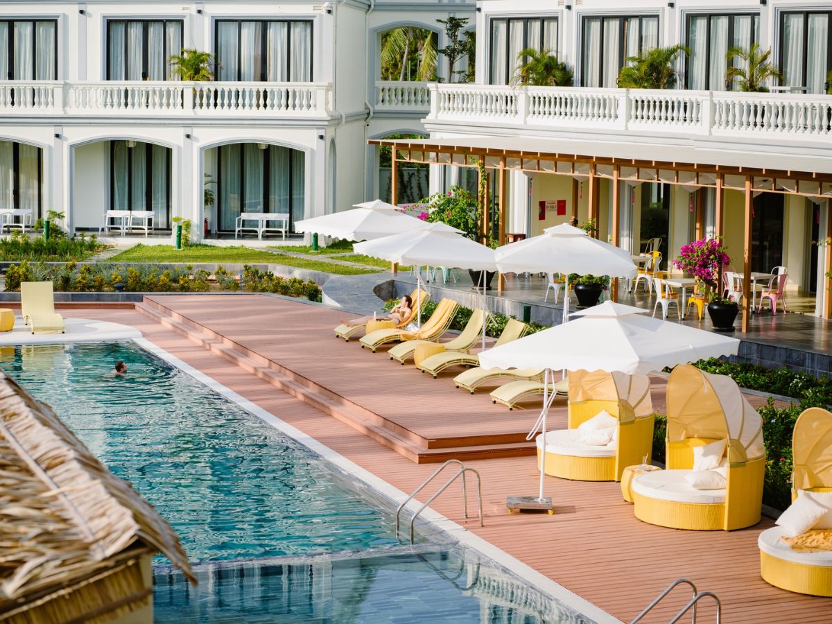 outdoor pool at moodhoian